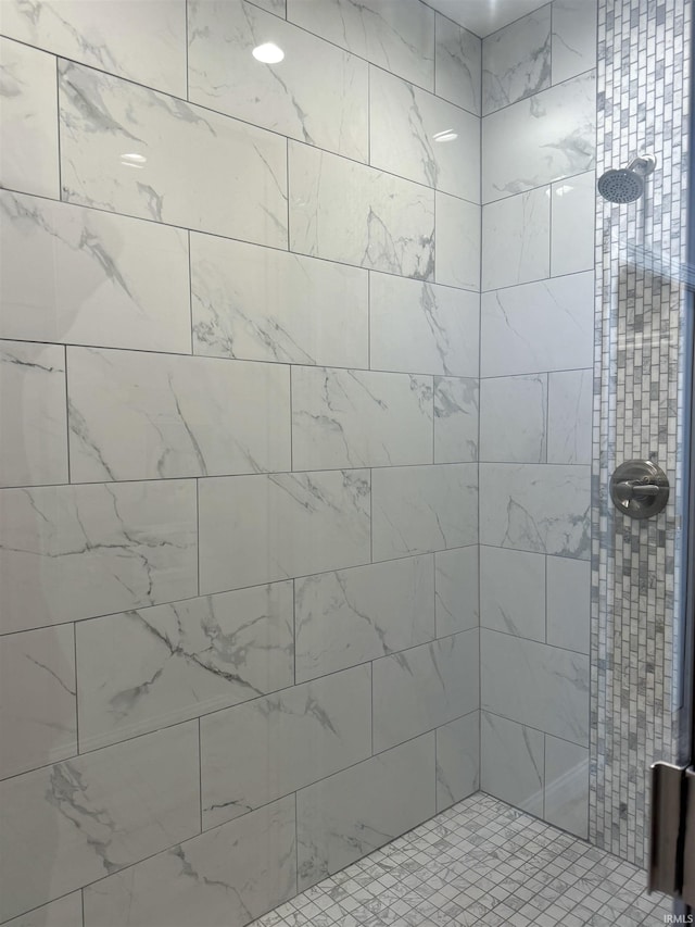 bathroom featuring a tile shower