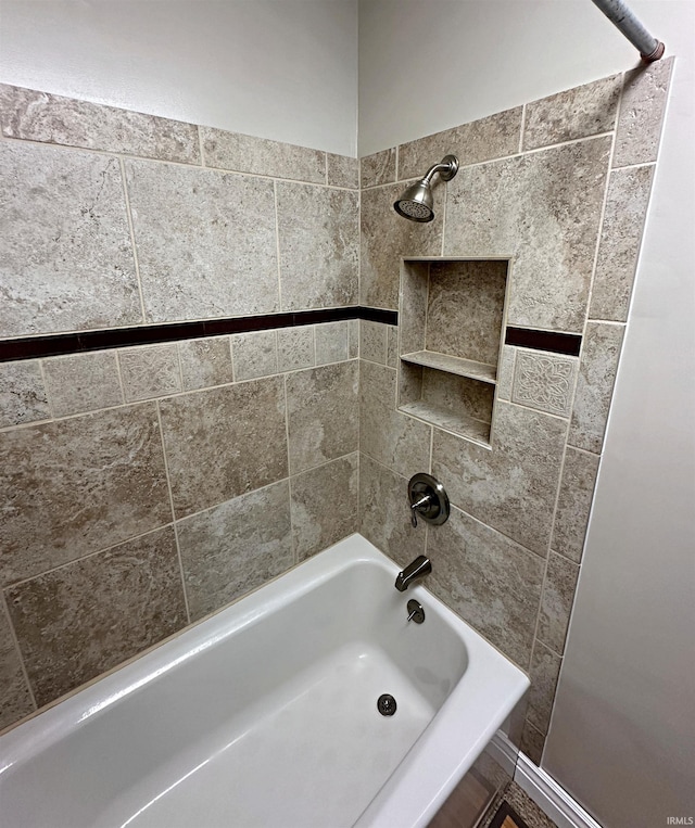 bathroom featuring tiled shower / bath