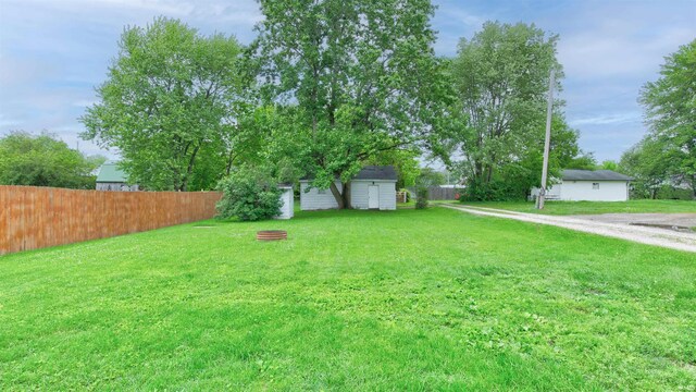 view of yard with an outdoor structure