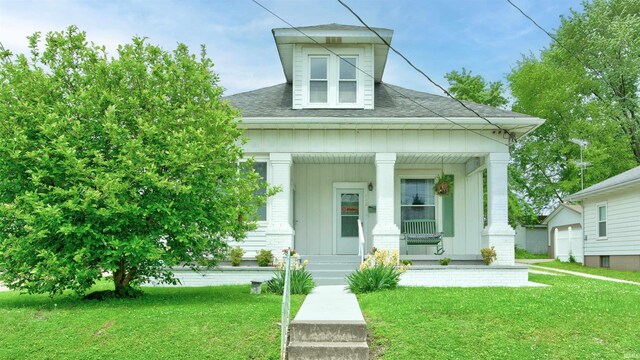 view of front of property featuring a porch and a front yard