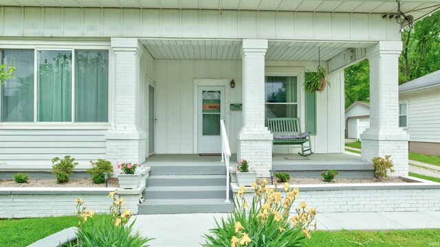 property entrance featuring a porch