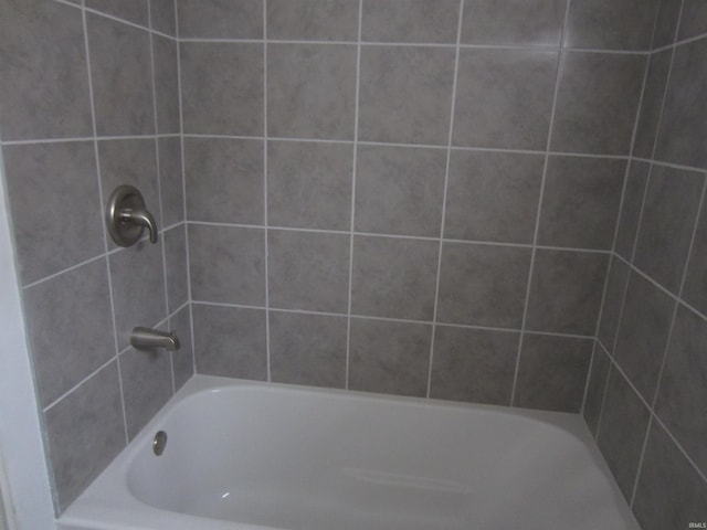 bathroom with tiled shower / bath