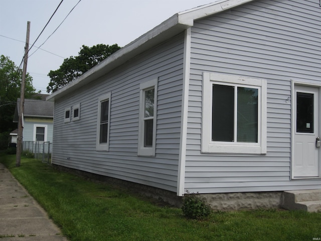 view of side of property featuring a lawn