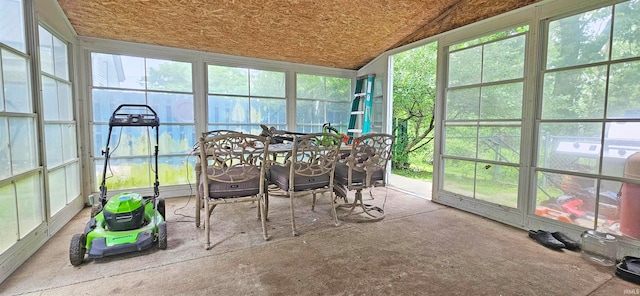 sunroom with vaulted ceiling