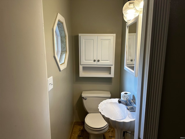 bathroom featuring toilet and sink