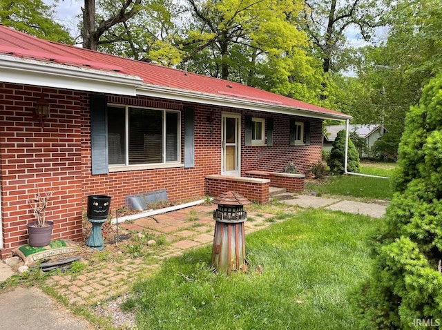 single story home with a front lawn