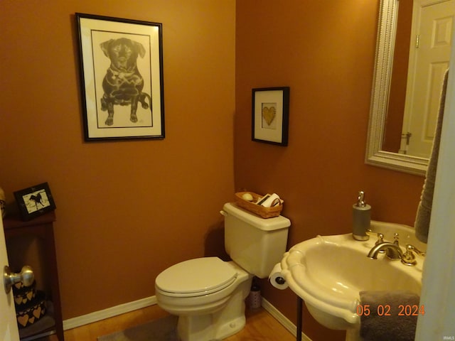 bathroom featuring toilet and sink