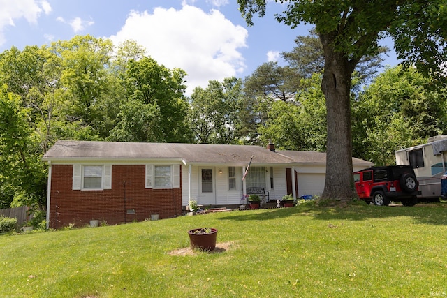 ranch-style home featuring a front lawn