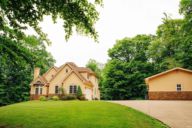 view of front of house featuring a front lawn