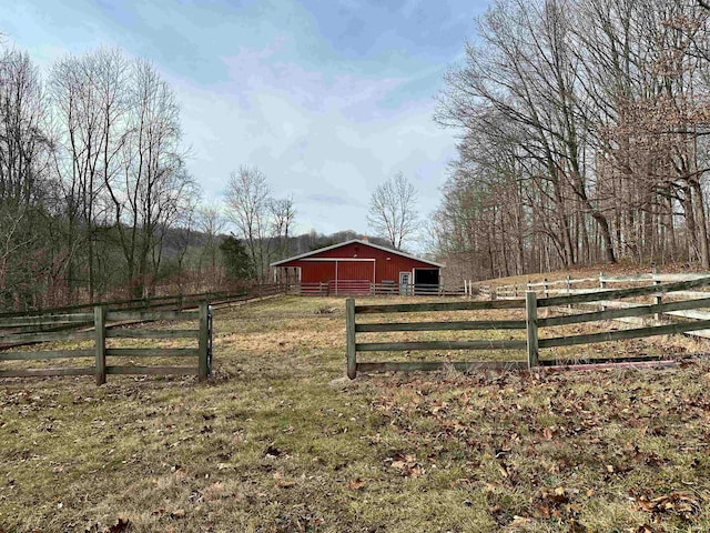 view of yard featuring a rural view