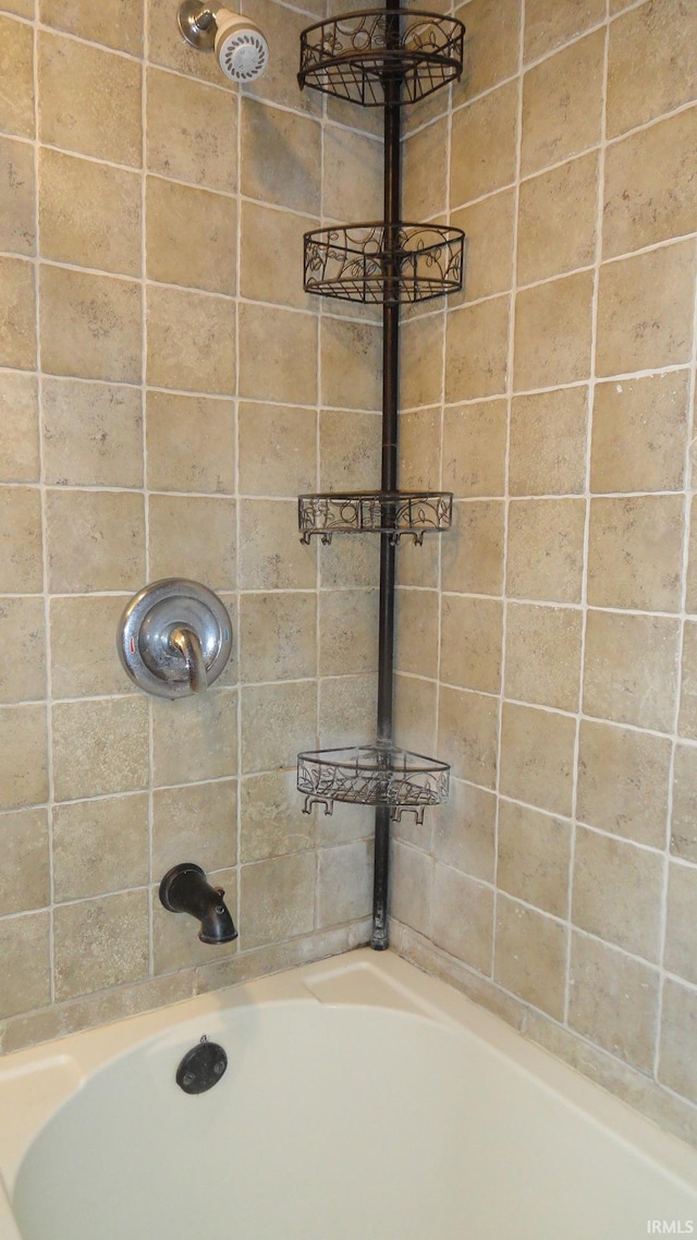 bathroom featuring tiled shower / bath