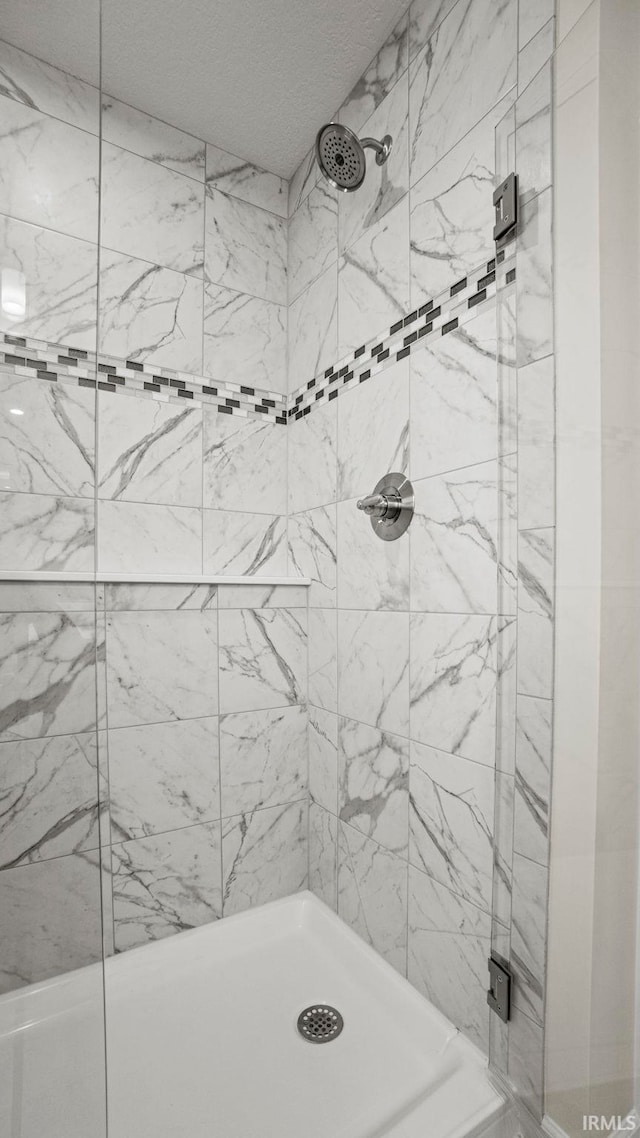 bathroom featuring tiled shower