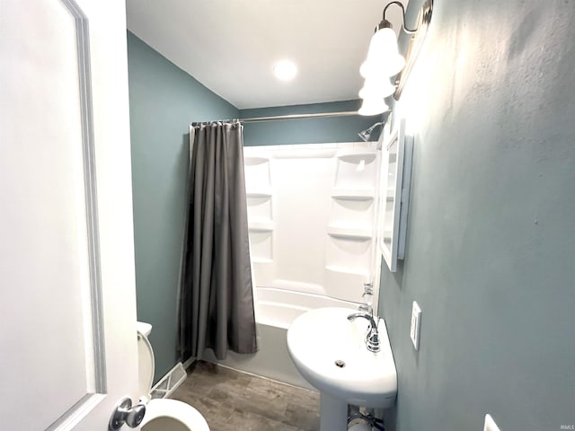 full bathroom featuring sink, toilet, shower / bath combo, and hardwood / wood-style floors