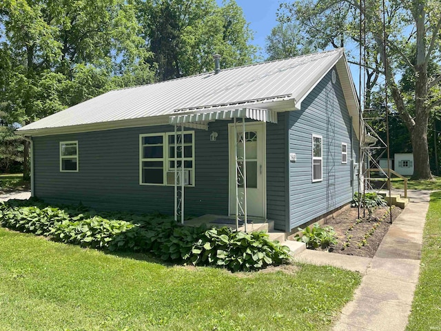 view of front facade with a front lawn