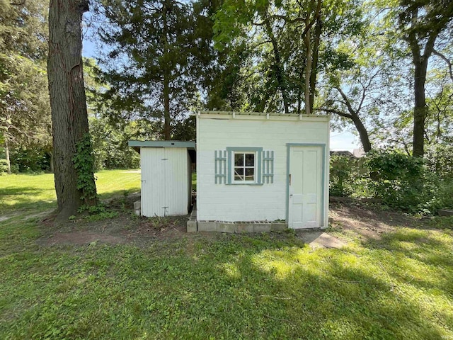 view of outdoor structure with a yard