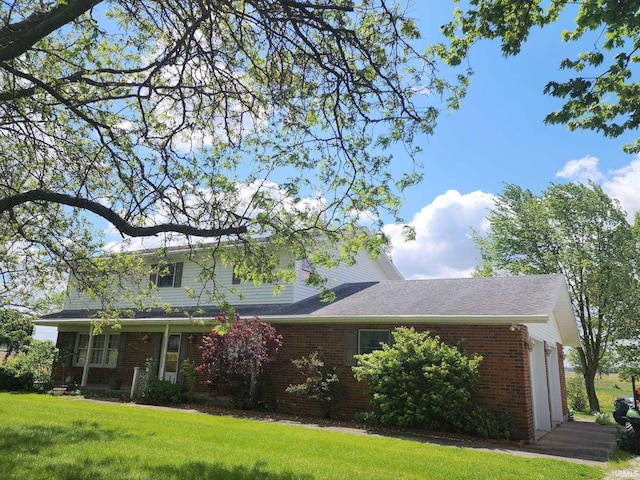 view of front facade featuring a front yard and a garage