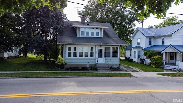 view of front of home with a front lawn