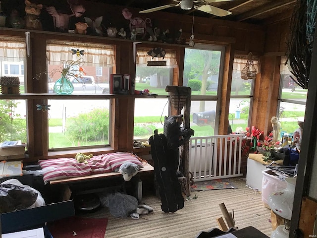 sunroom with ceiling fan