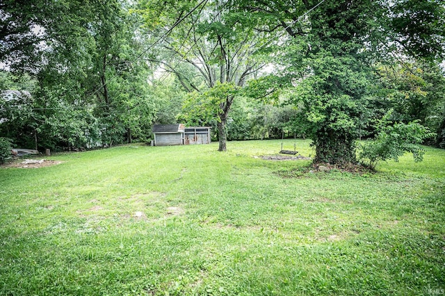 view of yard with an outbuilding