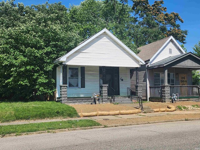 view of front of property featuring covered porch