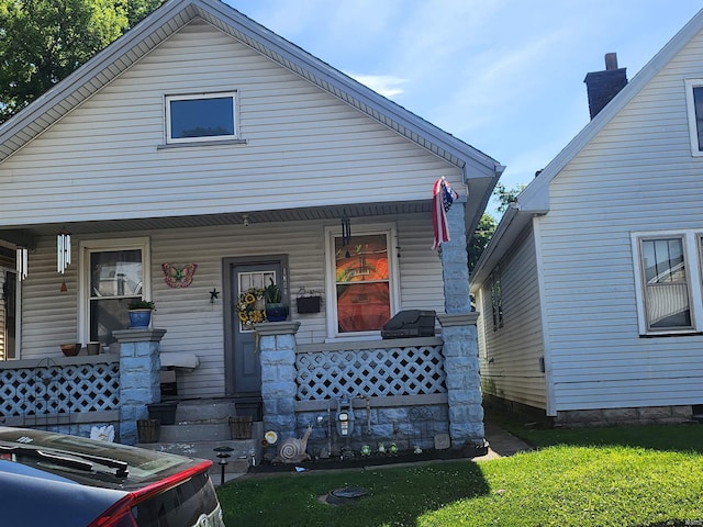 bungalow featuring a front yard