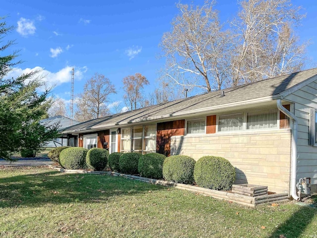 single story home featuring a front yard