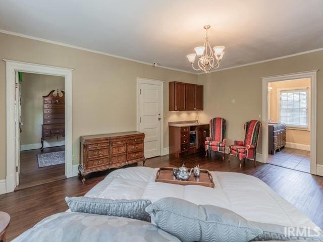 living room with a notable chandelier, dark hardwood / wood-style floors, and crown molding