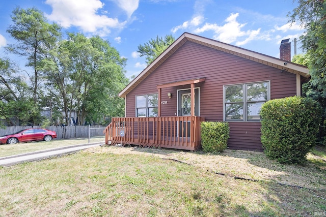 view of front of property featuring a front lawn