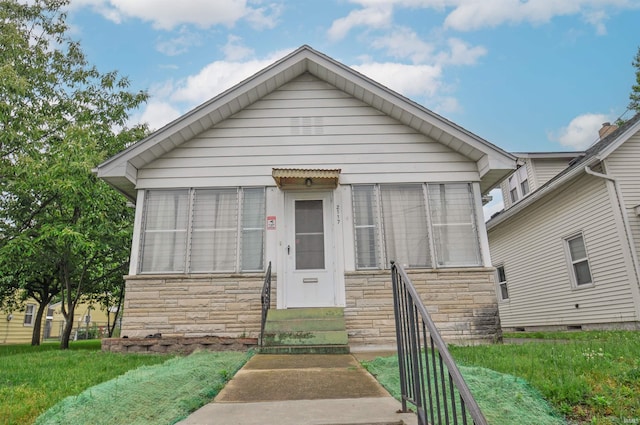 view of front facade with a front yard