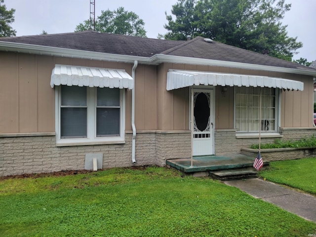 view of front of property featuring a front lawn