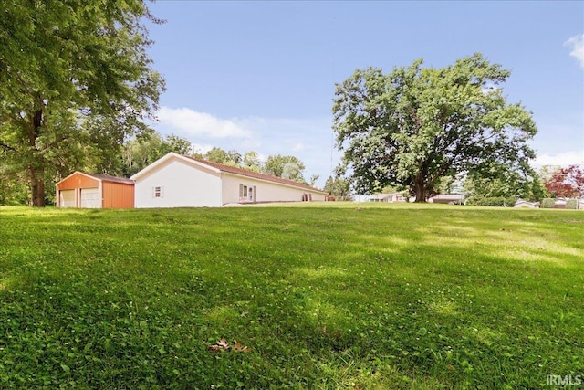 view of yard with an outdoor structure