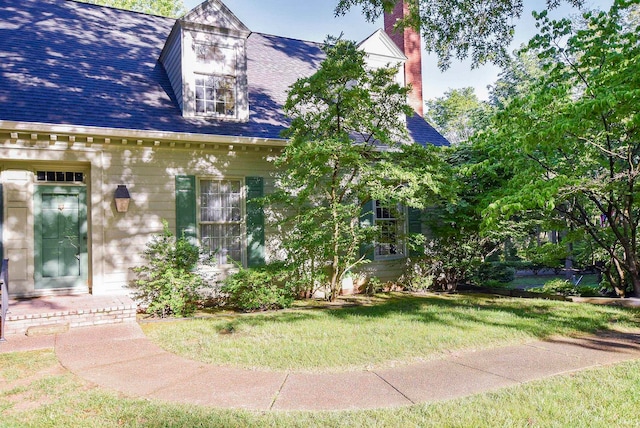 view of front of house featuring a front lawn