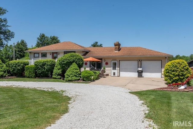 view of front of property featuring a garage and a front yard