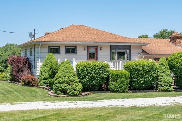 view of front facade featuring a front yard