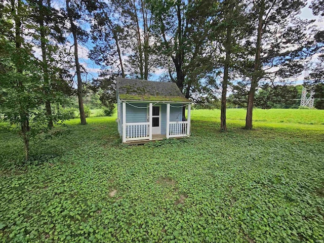 view of yard with an outbuilding