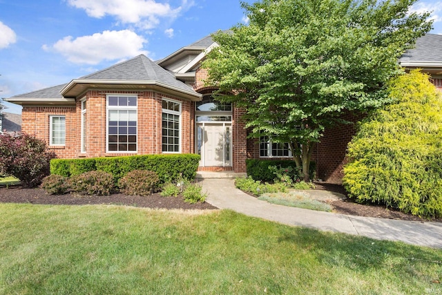 view of front of home with a front lawn