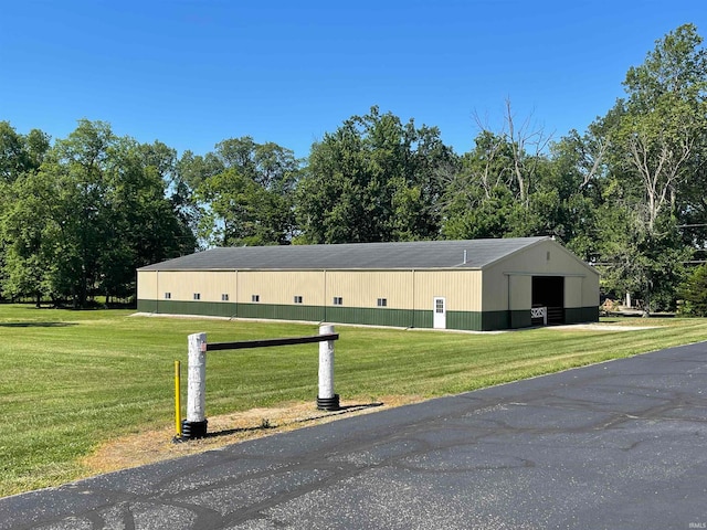 manufactured / mobile home with a front lawn