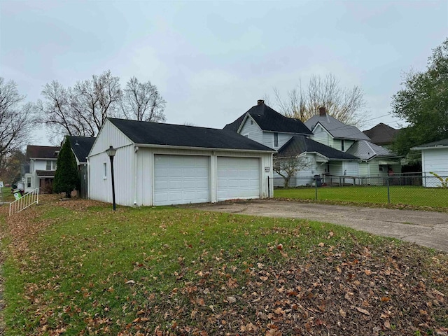 view of front of home featuring a front lawn