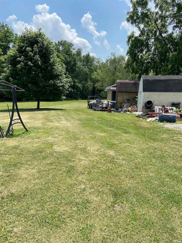 view of yard featuring an outdoor structure