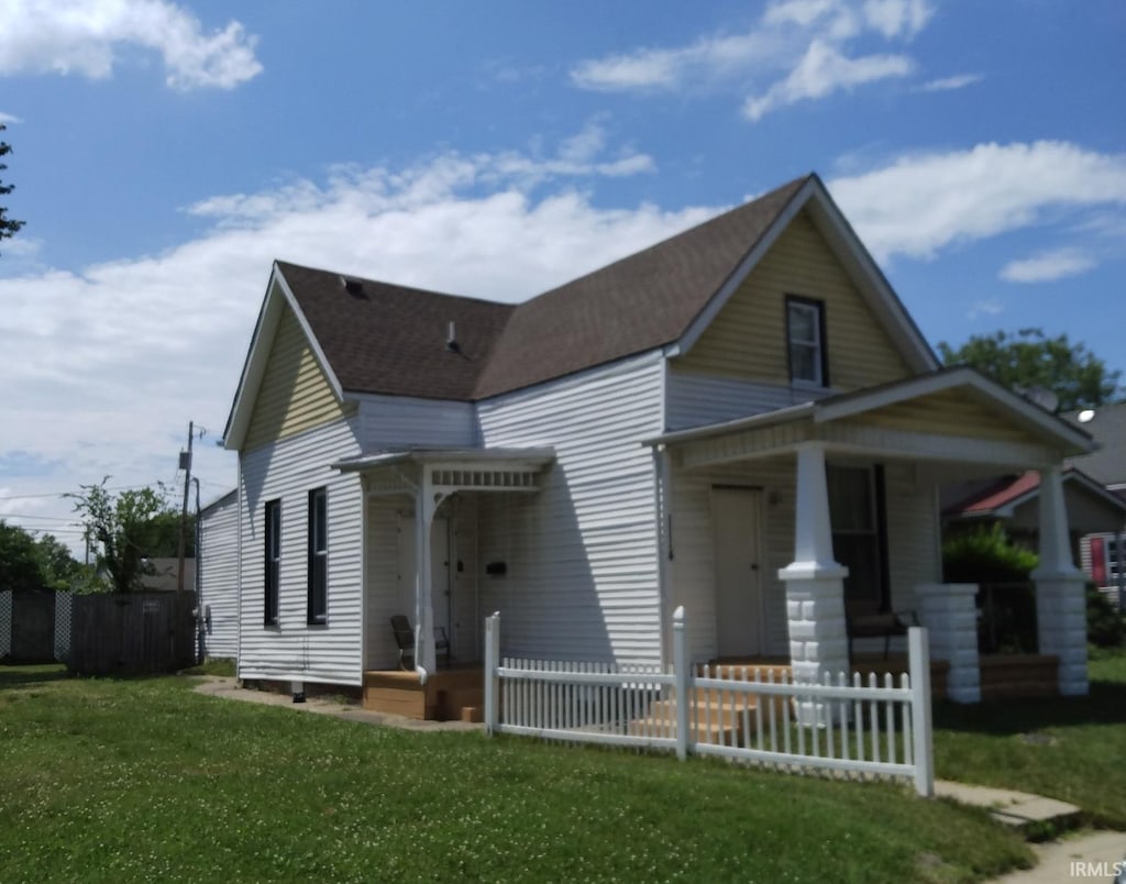 view of front facade with a front lawn