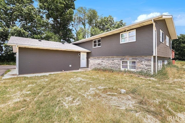 back of house featuring a lawn