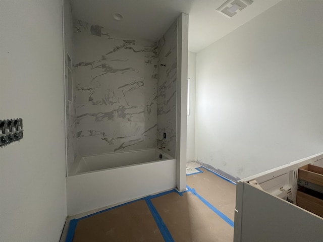 bathroom featuring tiled shower / bath combo