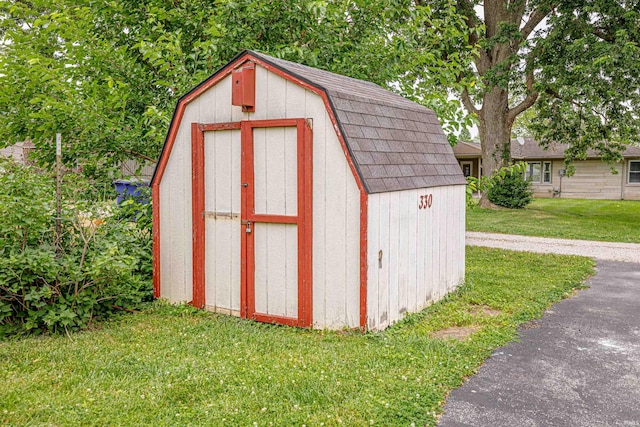 view of outdoor structure featuring a yard