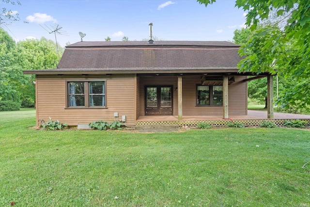 back of house featuring a lawn