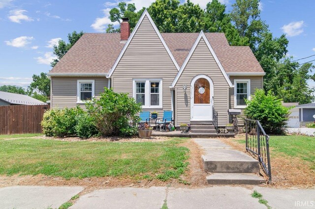 view of front of home featuring a front yard