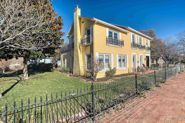 view of side of property featuring a yard