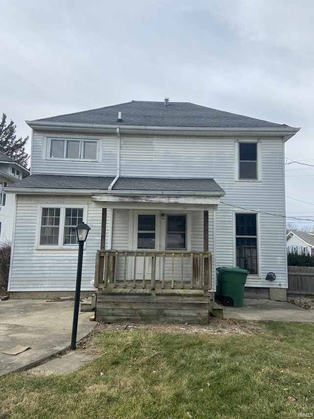 view of front of house featuring a front lawn and covered porch