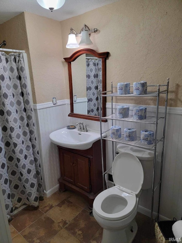 bathroom with a shower with curtain, vanity, and toilet