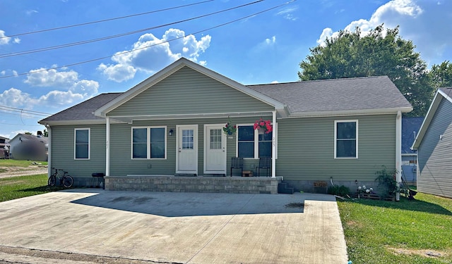 view of front of home with covered porch and a front lawn