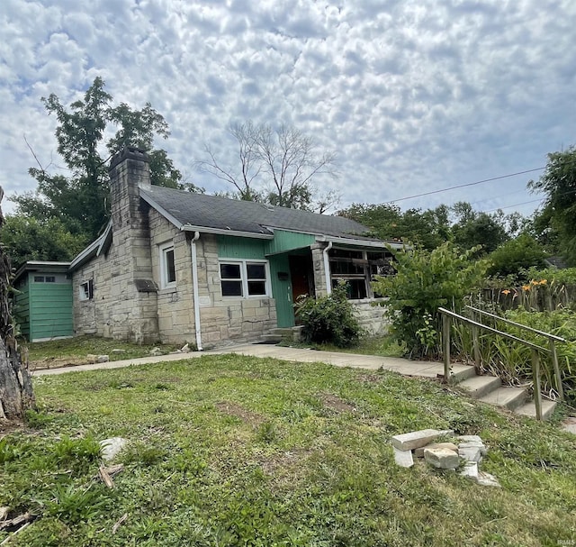 view of front facade featuring a front yard